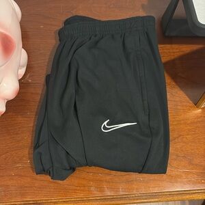men’s dri fit athletic jogger wear.
nike size large